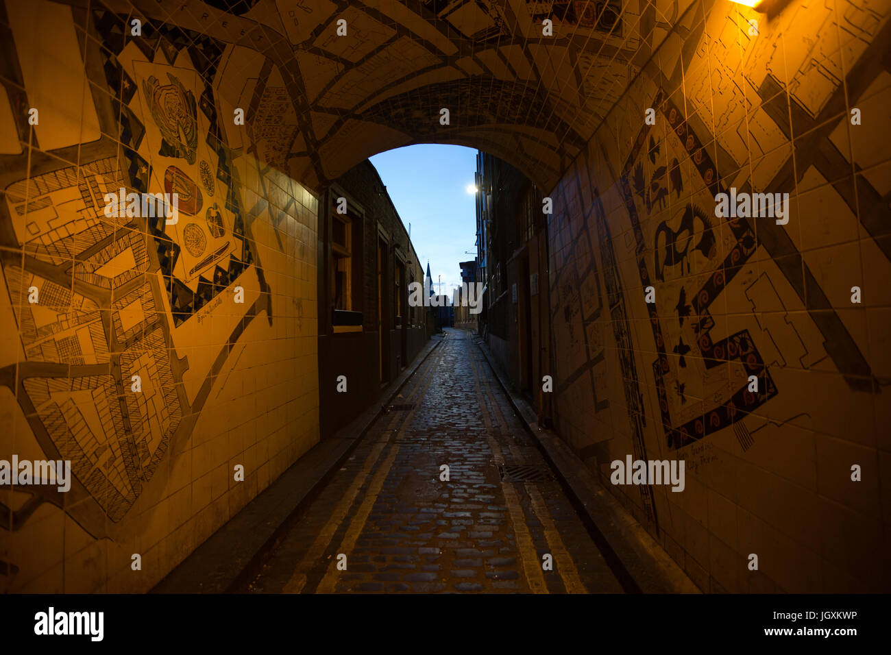 Gunthorpe Street, l'arco che conduce in esso da Whitechapel High Street che ancora conserva il carattere ottocentesco, Aldgate East London, Regno Unito Foto Stock