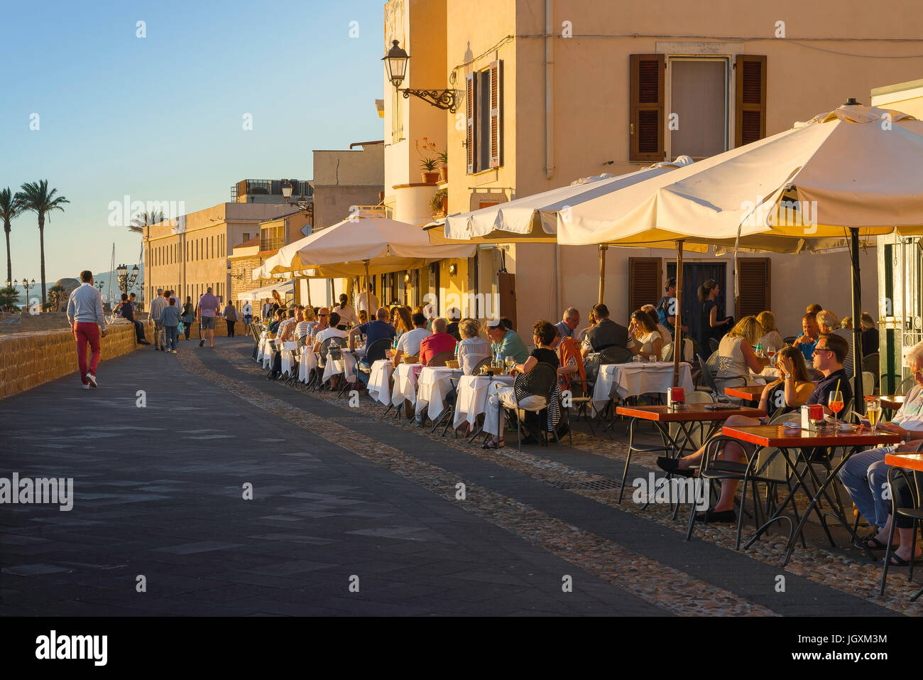 Alghero Sardegna lungomare al tramonto i turisti cenare presso ristoranti  fodera dei Bastioni Marco Polo lungo il lungomare di Alghero, Sardegna,  Italia Foto stock - Alamy