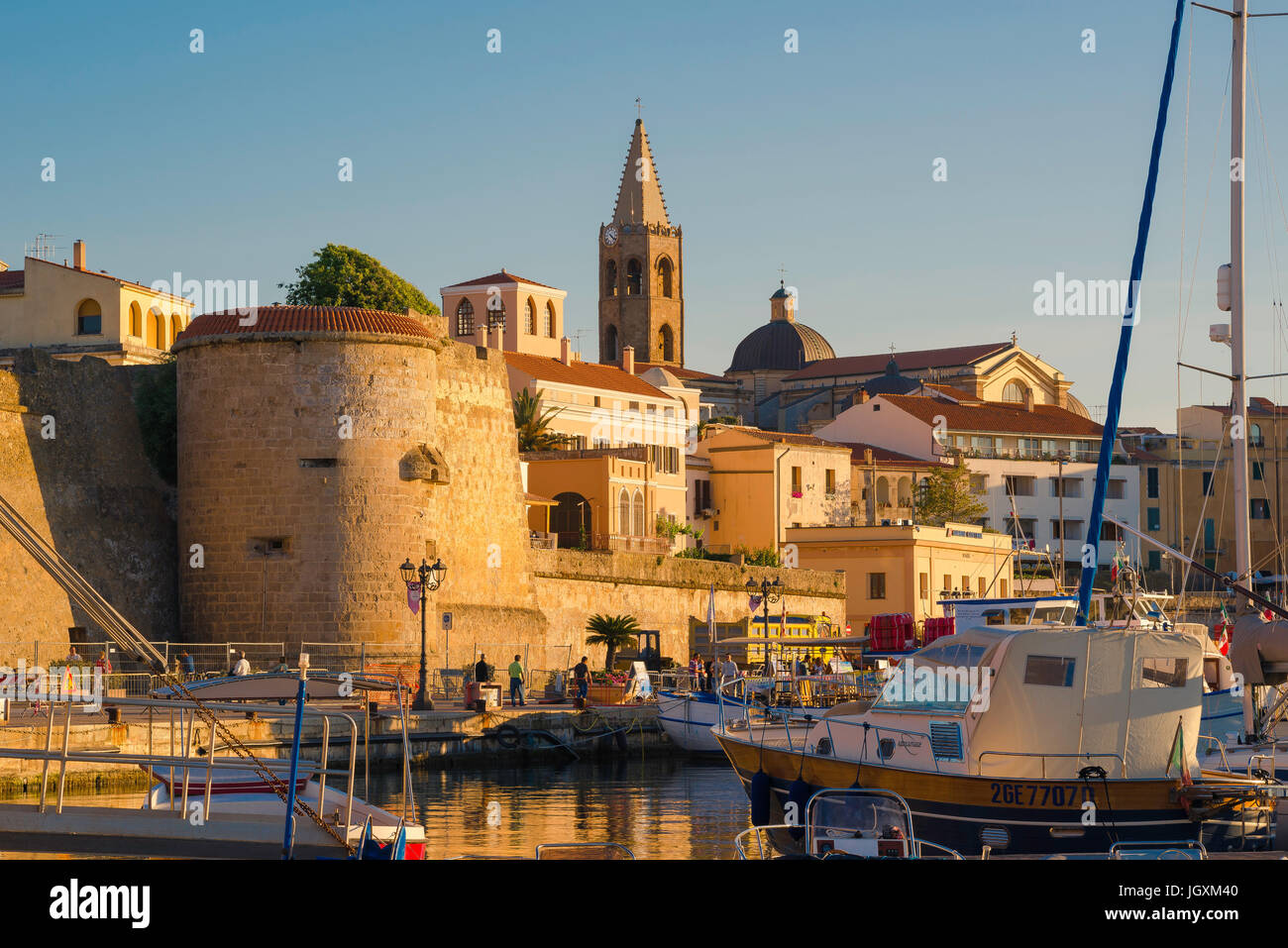 Alghero Sardegna, vista delle mura medievali e la torre - Il Bastione della Maddalena - nella zona del porto di Alghero, Sardegna, Italia. Foto Stock