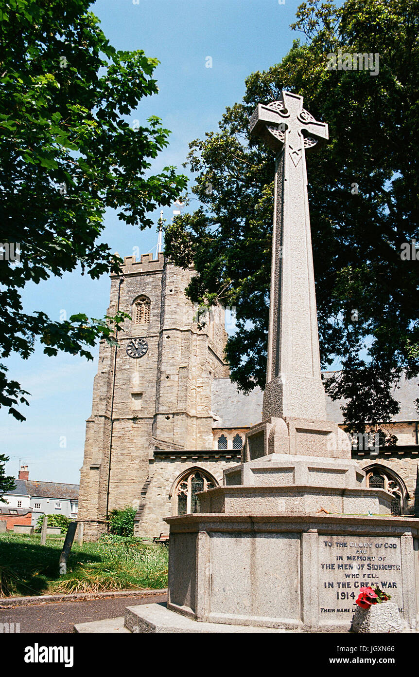 St Giles & St Nicolas Church tower e Memoriale di guerra a Sidmouth, nel Devon UK, sulla costa a sud di Otranto Foto Stock