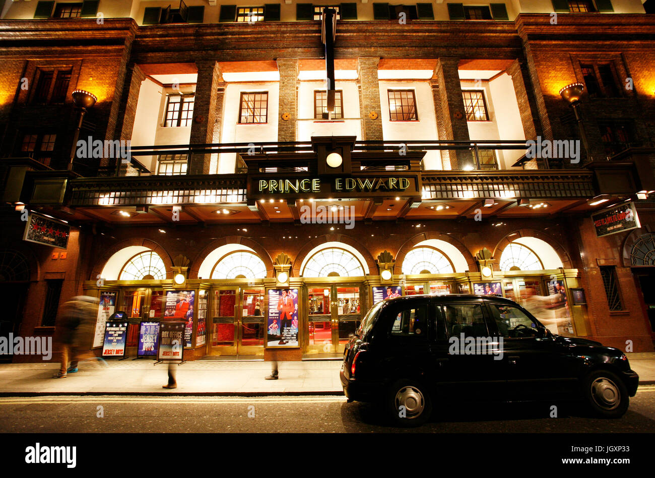 London , Regno Unito - 11 dicembre 2012: al di fuori della vista di Prince Edward Theatre, West End theatre, trova in Old Compton Street, City of Westminster, poiché 19 Foto Stock