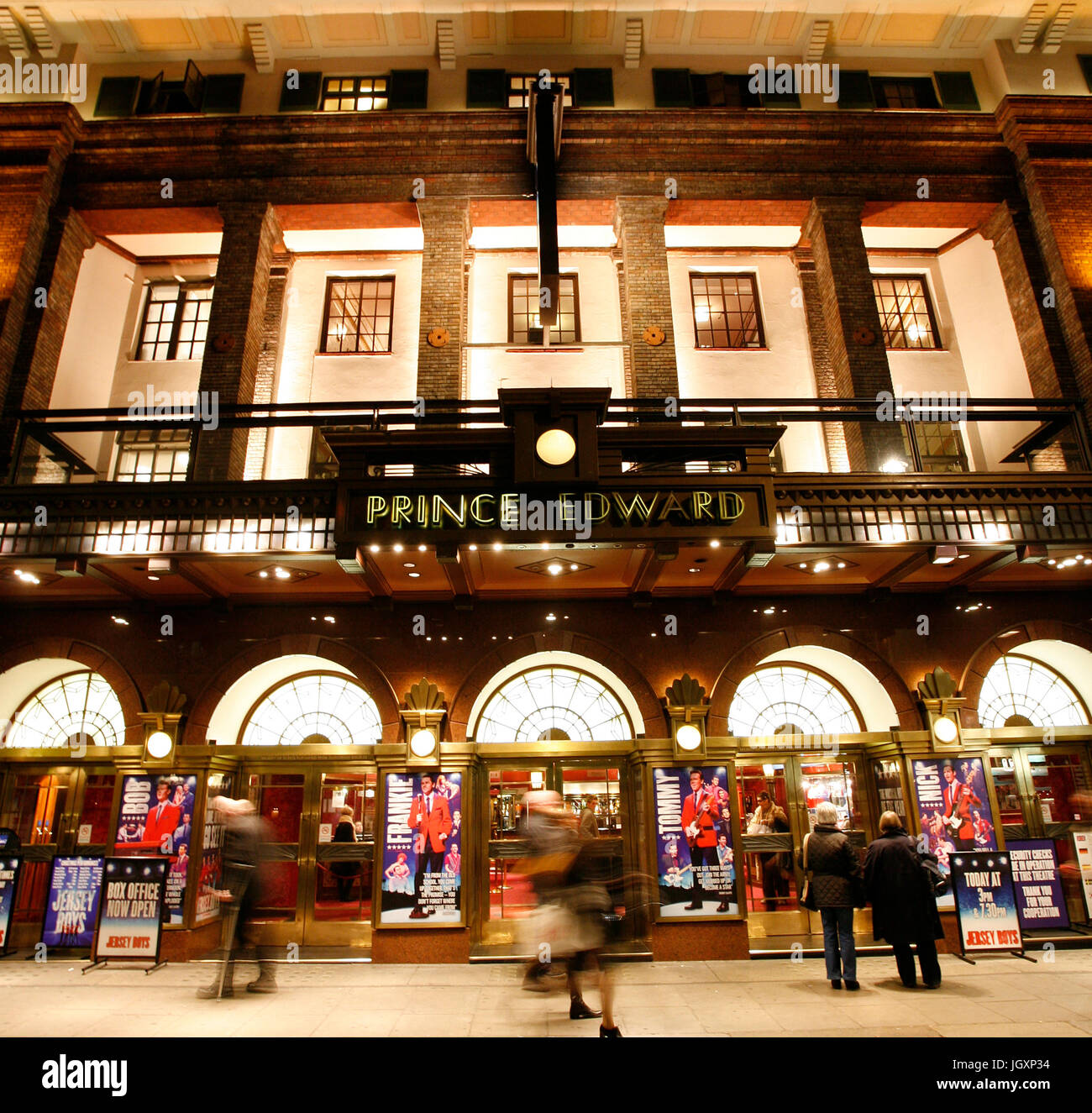 London , Regno Unito - 11 dicembre 2012: al di fuori della vista di Prince Edward Theatre, West End theatre, trova in Old Compton Street, City of Westminster, poiché 19 Foto Stock