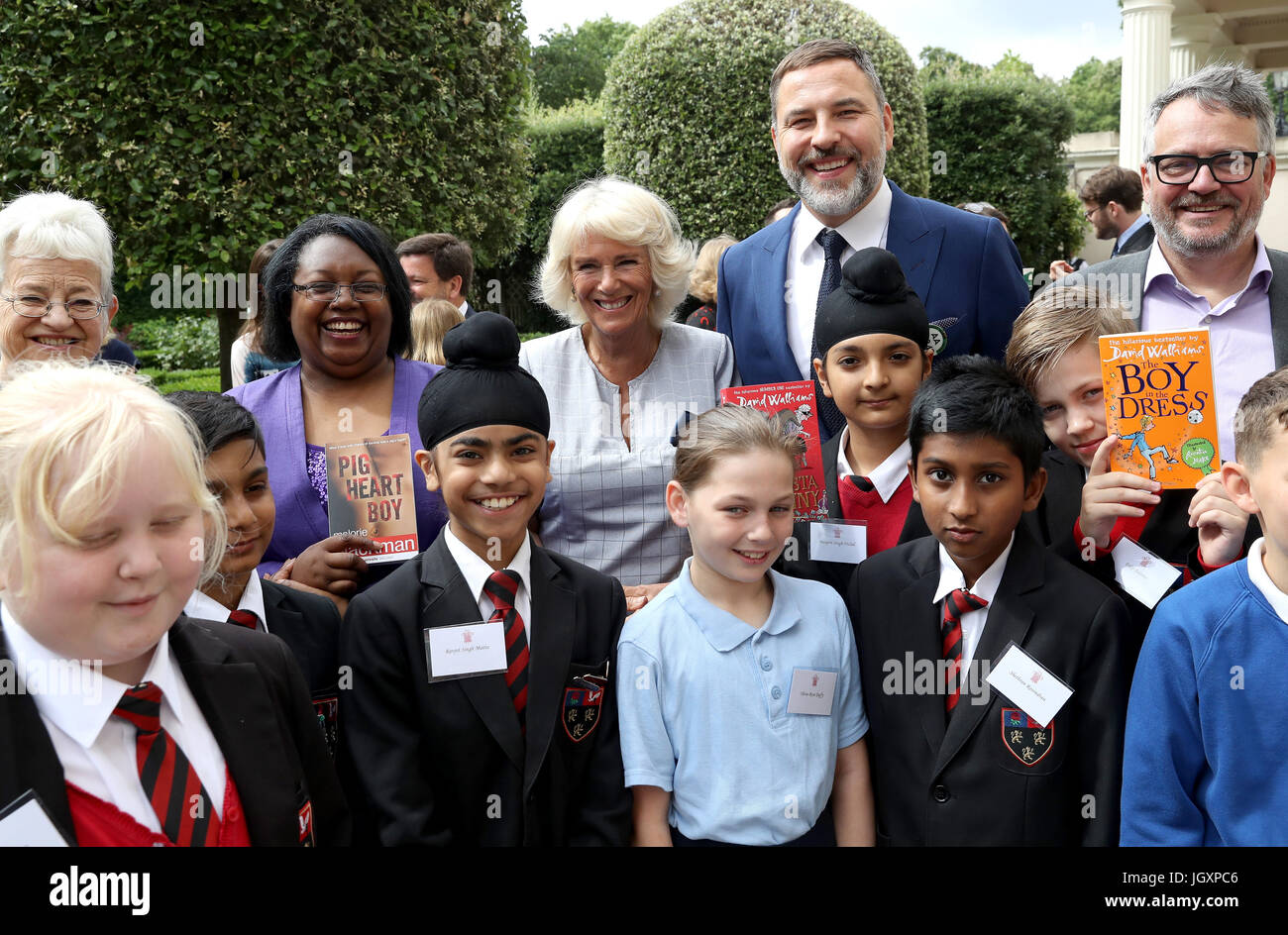 La duchessa di Cornovaglia (al centro) con il comico e autore David Walliams, scuola i bambini da Hemlington Hall Academy di Middlesbrough e Berkeley la scuola primaria a Hounslow e gli ospiti come essa ospita un tea party per celebrare la Duchessa di scaffali, un progetto di iniziativa per identificare 70 della nazione preferito di libri per bambini per segnare il suo settantesimo compleanno, al Clarence House di Londra. Foto Stock