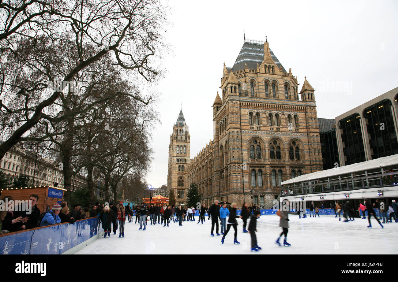 Londra, Regno Unito - 8 gennaio 2011: Veduta esterna dell'Ice Link del Museo di storia naturale. I visitatori potranno pattinare sul ghiaccio, il Natural History Museum's Ice Link è Londo Foto Stock