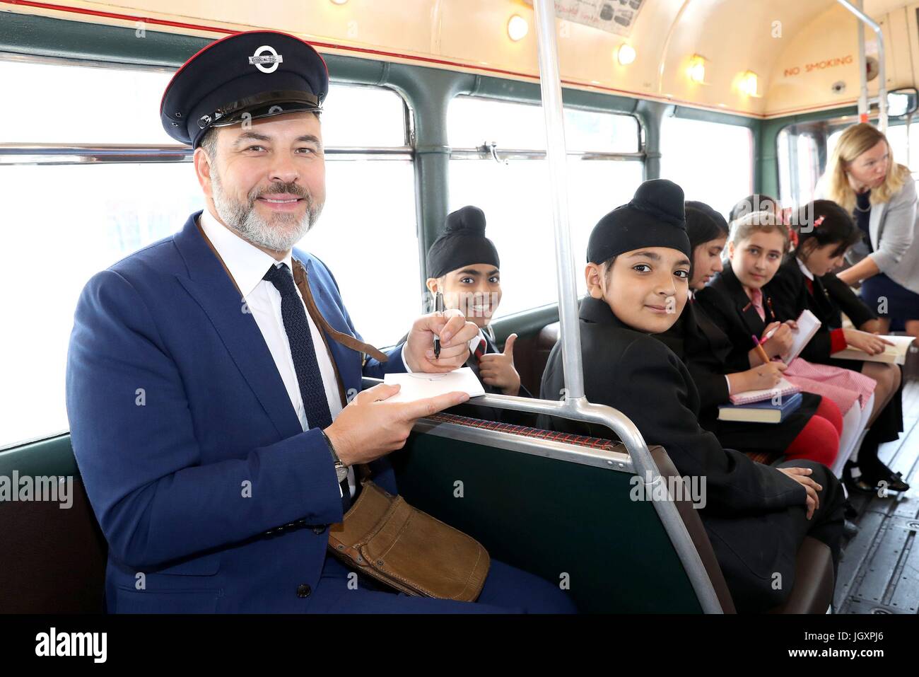 Comico e autore David Walliams e scuola i bambini da Hemlington Hall Academy di Middlesbrough e Berkeley la scuola primaria a Hounslow davanti ad un tea party ospitato dalla duchessa di Cornovaglia per celebrare la Duchessa di scaffali, un progetto di iniziativa per identificare 70 della nazione preferito di libri per bambini per segnare il suo settantesimo compleanno, al Clarence House di Londra. Foto Stock