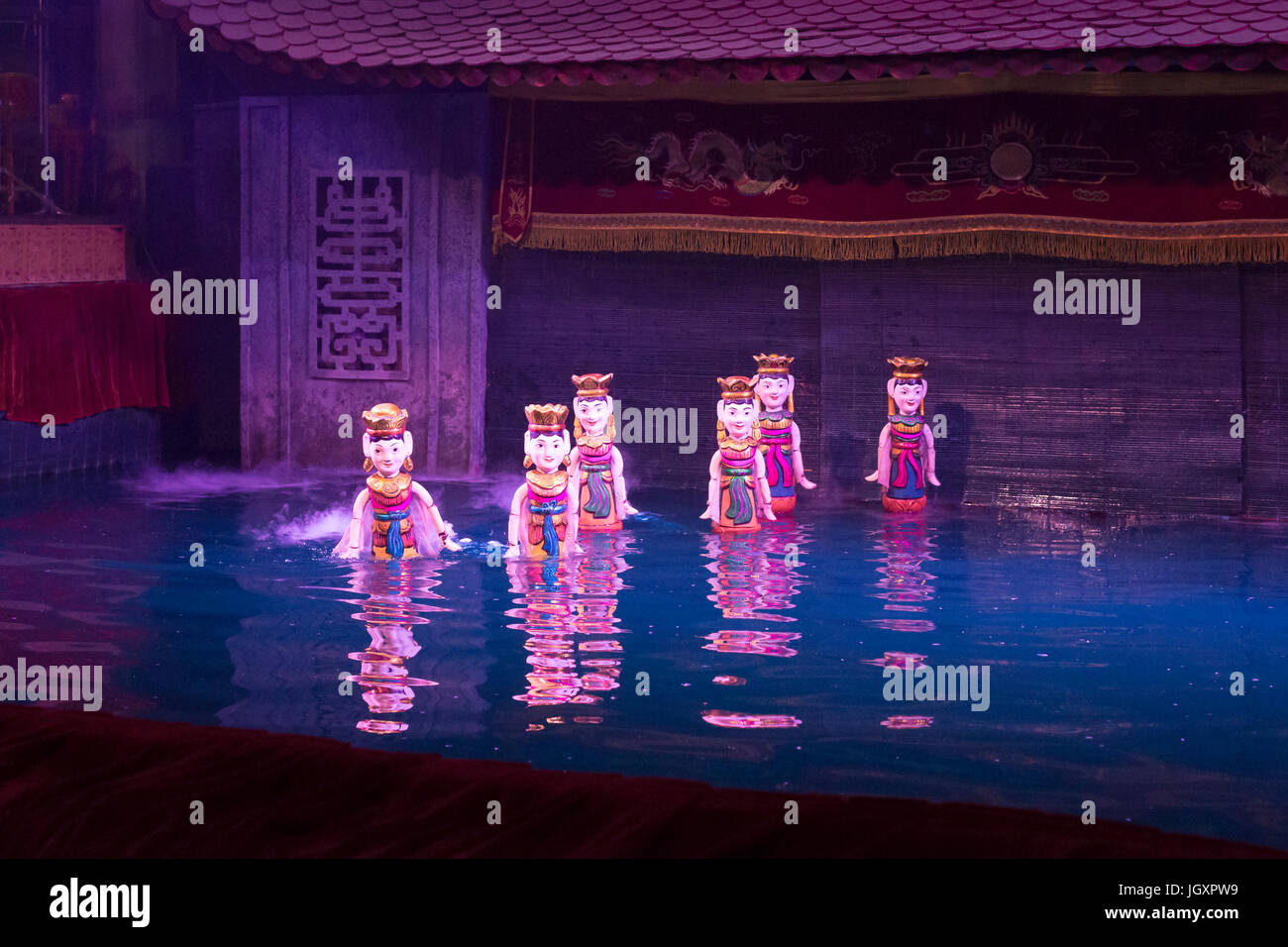 Acqua spettacolo di burattini al Thang Long acqua Puppet Theatre ad Hanoi, Vietnam Foto Stock