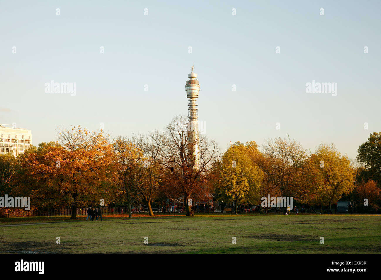 Londra - NOV 11 :: BT Tower, 177 metri di altezza, il più alto edificio nel Regno Unito, di proprietà del Gruppo BT, il Nov 11, 2012, Londra, Regno Unito. La BT Tower è precedentemente noto Foto Stock