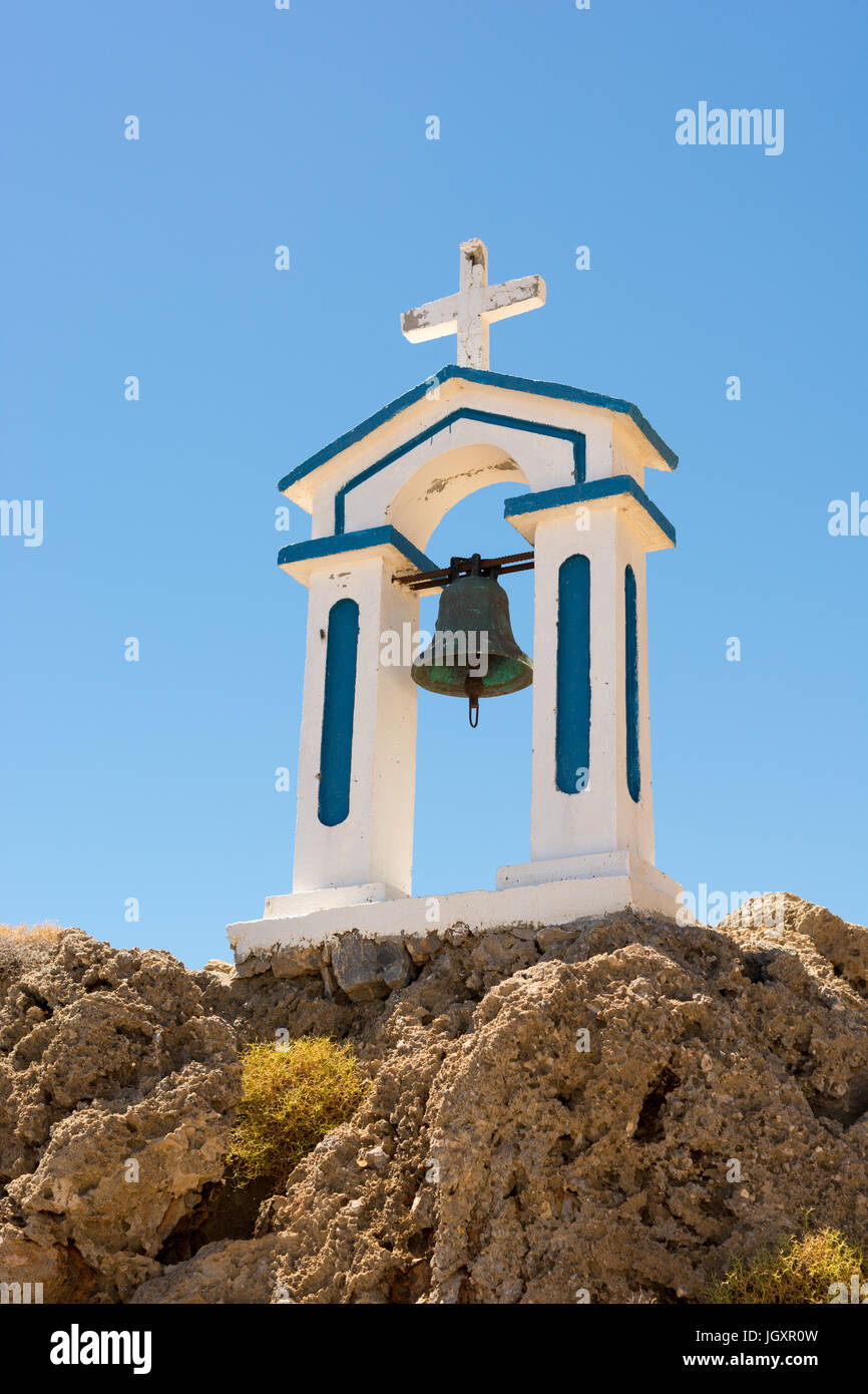 Telecomando, piccola, Greco bianco chiesa costruita sulle rocce vicino al mare sulla costa sud occidentale di Creta, Grecia, con un campanile separato. Foto Stock