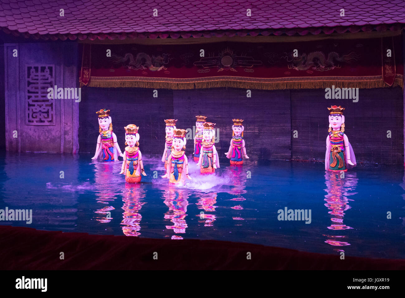 Acqua spettacolo di burattini al Thang Long acqua Puppet Theatre ad Hanoi, Vietnam Foto Stock