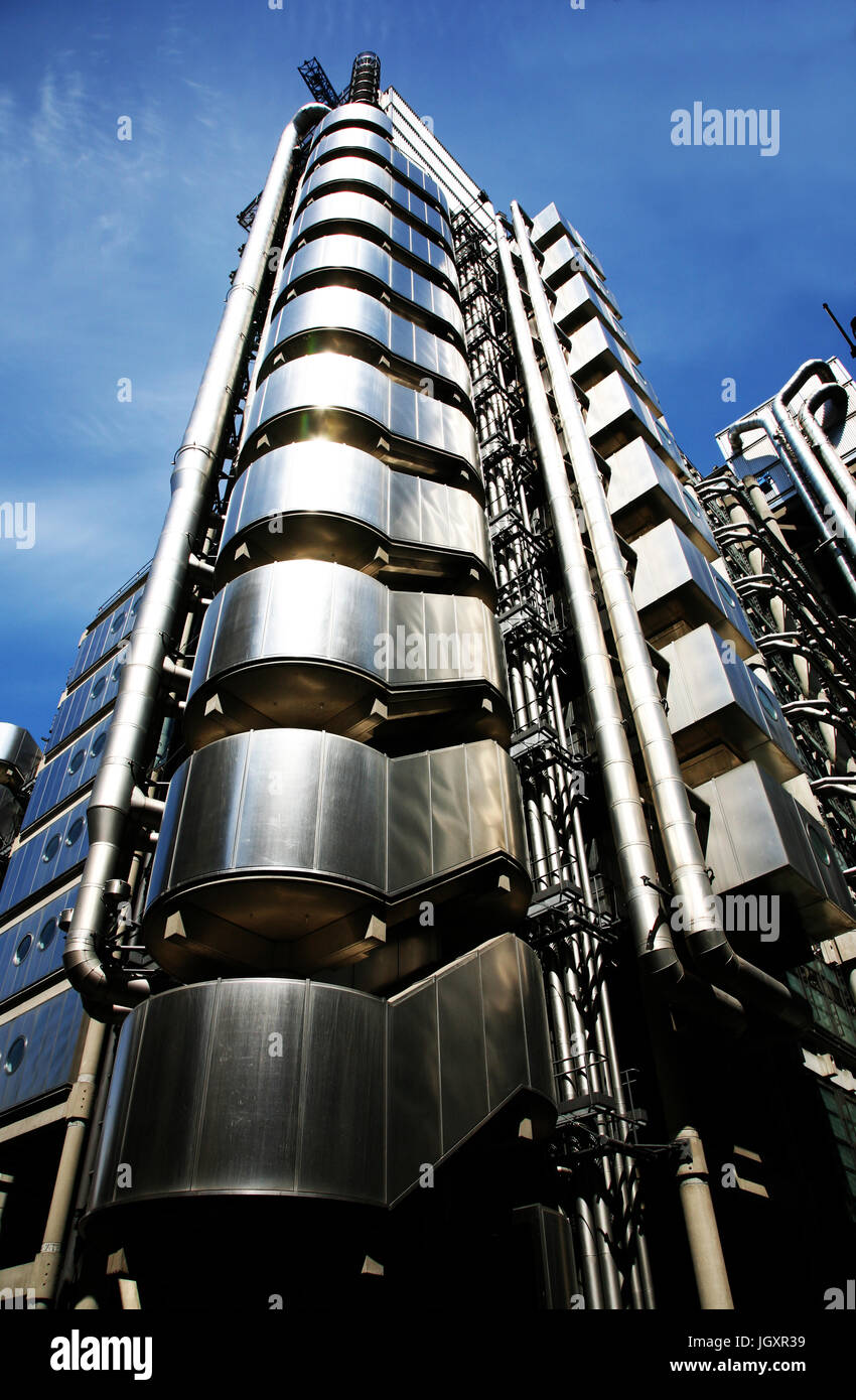 Londra - 25 Maggio: al di fuori della vista dei Lloyd's, la costruzione di un grattacielo nella City di Londra, 95,1 metri di altezza, 14 piani, completato nel 1986, visto da ped Foto Stock