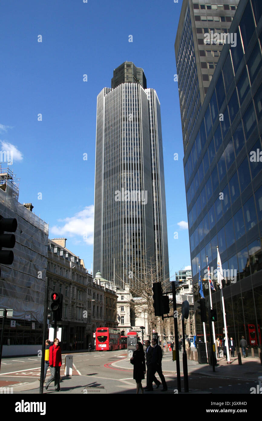 Londra - Aprile 8: vista esterna della torre 42, un grattacielo nella City di Londra, a 183 metri di altezza, 47 piani, completato nel 1980, visto dalla zona pedonale Foto Stock