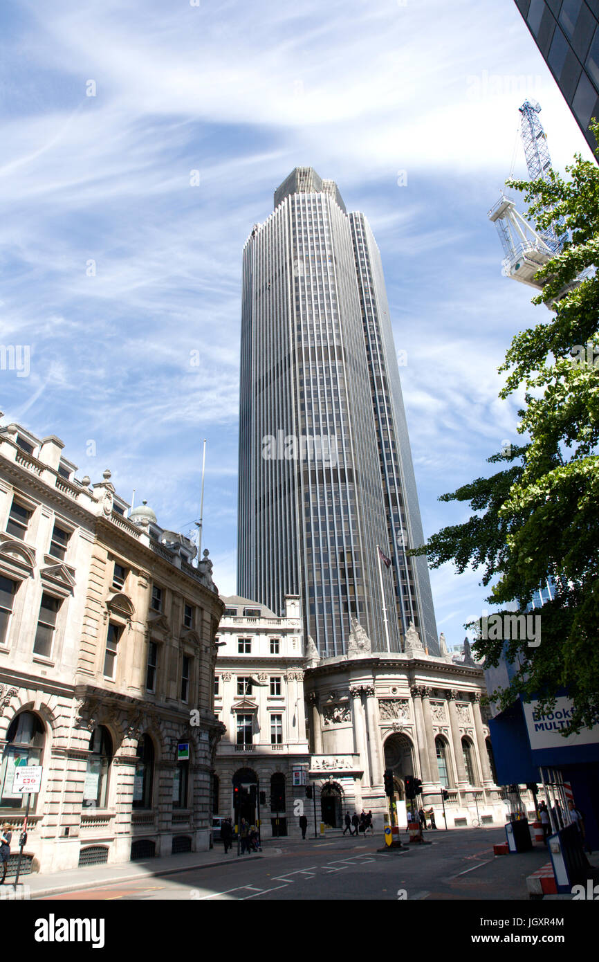 LONDON, Regno Unito - 25 Maggio 2011: Vista della torre 42 visto da Leadenhall Street il 25 maggio 2011 a Londra, Regno Unito. Torre 42 è uno dei più alti grattacieli in basso Foto Stock