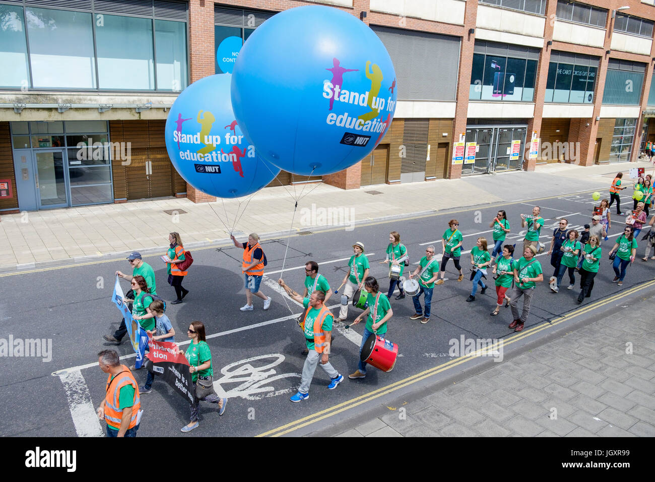 Colpisce gli insegnanti e i loro sostenitori sono illustrati in quanto essi fanno la loro strada attraverso il centro di Bristol durante un dado marcia di protesta e di rally Foto Stock