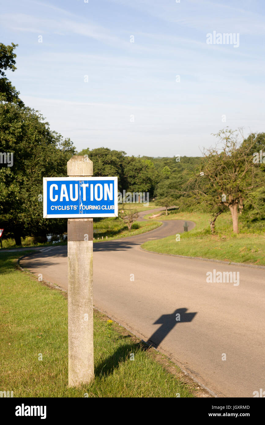 Il simbolo di attenzione post indurito di avvertimento lunga discesa in Richmond Park Foto Stock