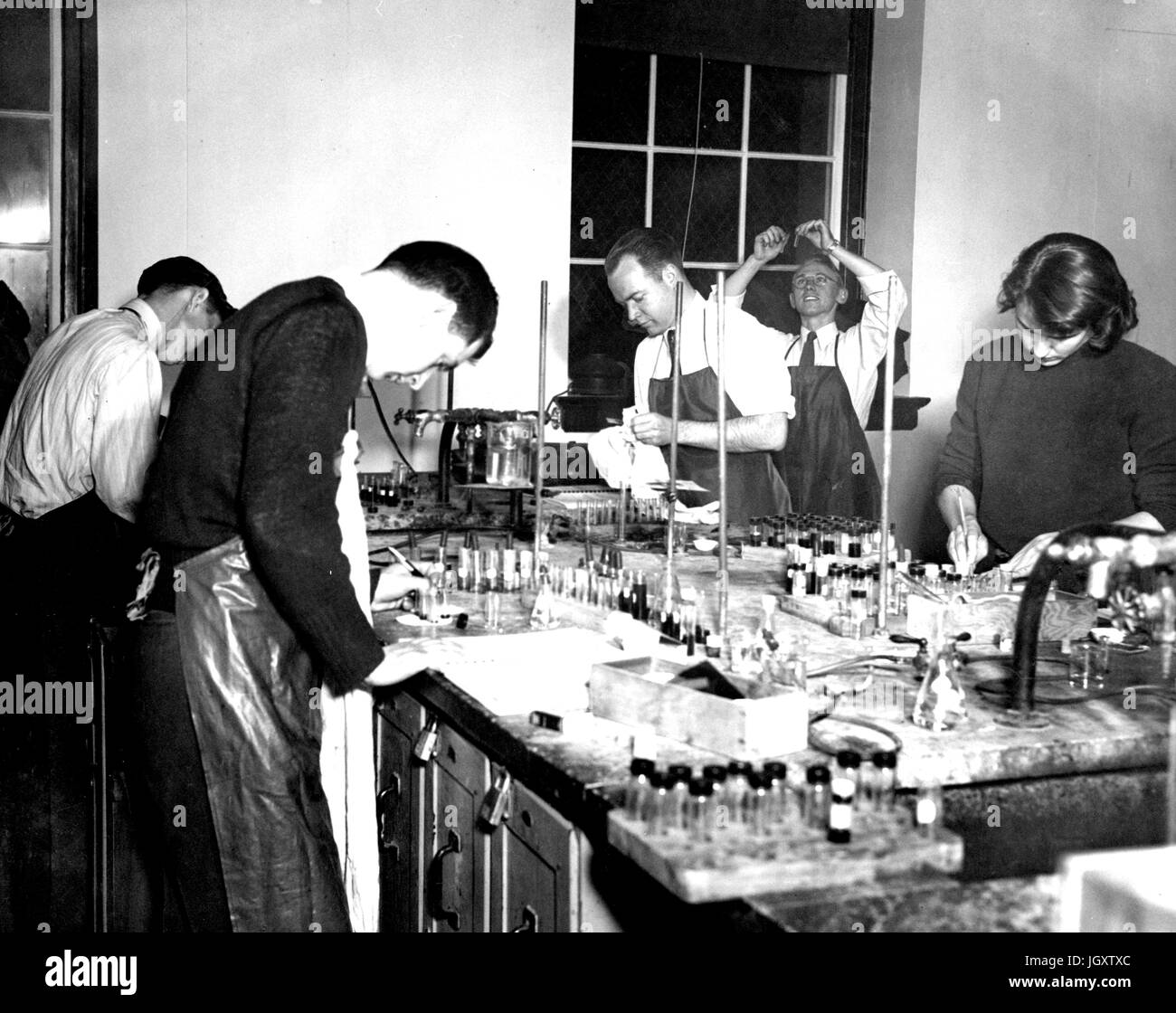 Johns Hopkins University College di sera gli studenti di eseguire un esperimento scientifico, a Baltimora, Maryland, 1930. Foto Stock