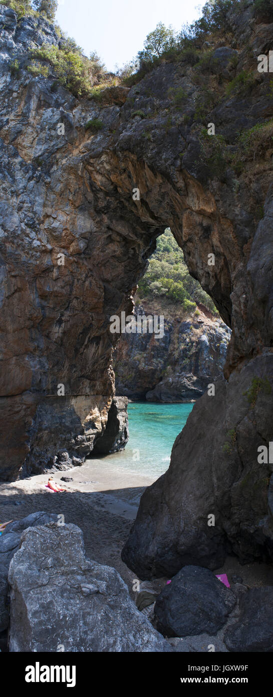L'Arco Magno Beach, il grande arco beach, un po' nascosto bay con un arco naturale fatto dalle onde durante i secoli in Calabria, Italia meridionale Foto Stock