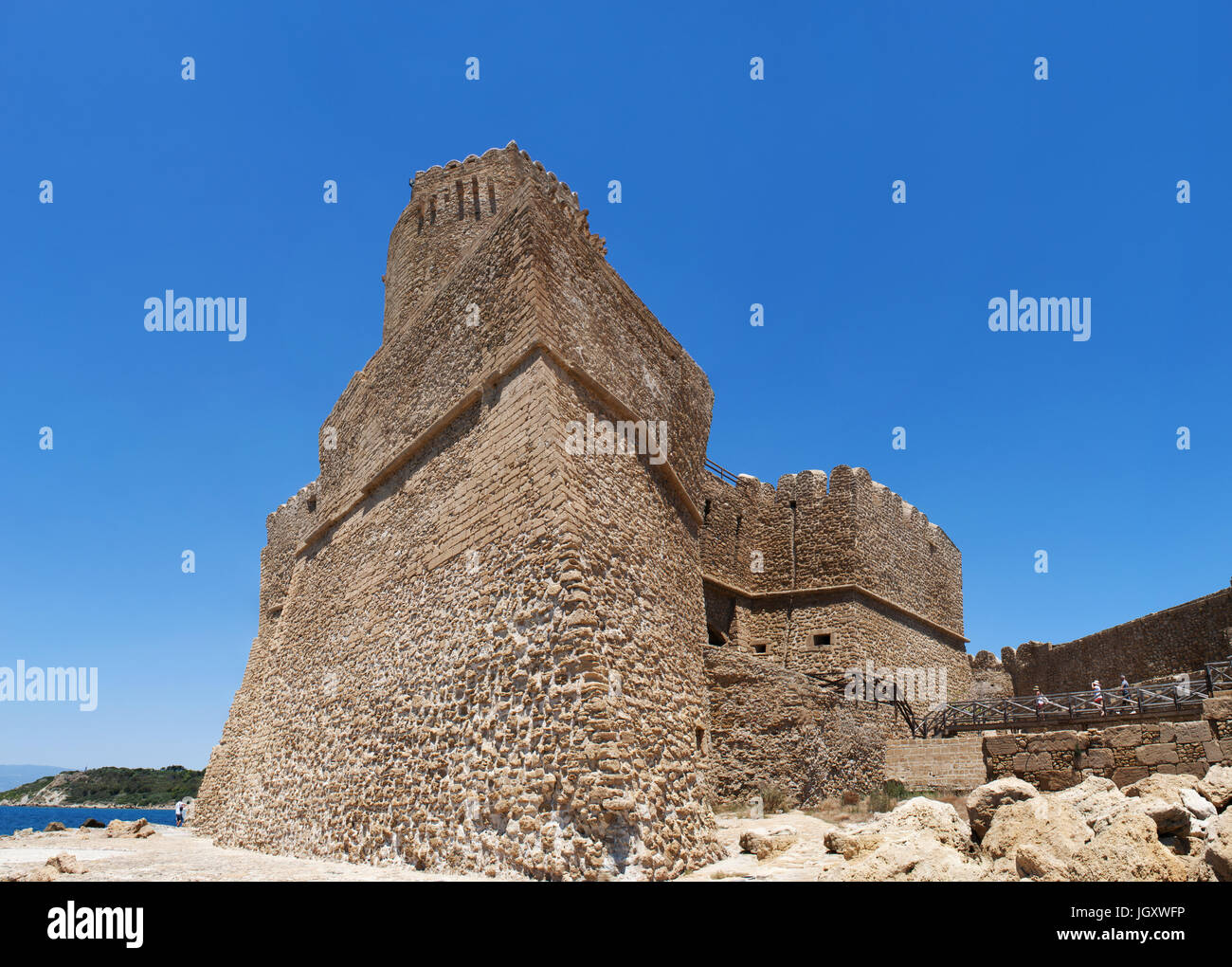 Calabria, Italia: il Mar Ionio e il Castello Aragonese di Le Castella, una fortezza su una piccola striscia di terra nell'omonimo borgo di Isola di Capo Rizzuto Foto Stock