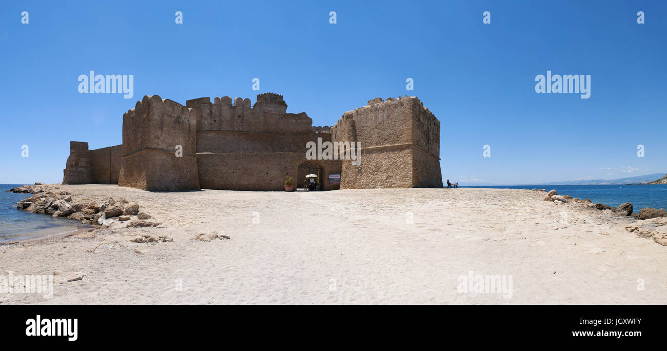 Calabria, Italia: il Mar Ionio e il Castello Aragonese di Le Castella, una fortezza su una piccola striscia di terra nell'omonimo borgo di Isola di Capo Rizzuto Foto Stock