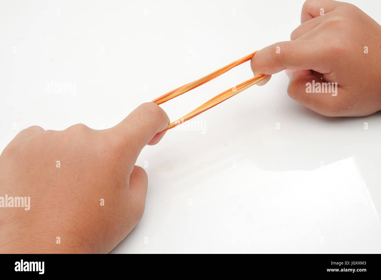 Gomma elastica band su mani, isolato su bianco Foto Stock