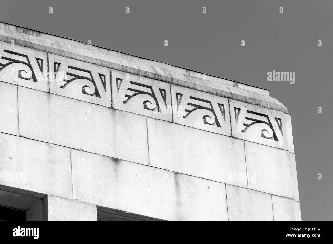 Art Deco Revival egiziano decorazione sul tetto della città di Vancouver Hall costruzione completata nel 1936, Vancouver, British Columbia, Canada Foto Stock