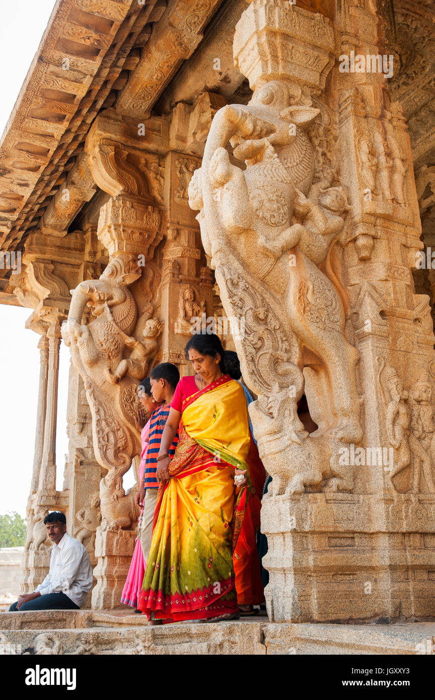 Indian womans a Vijaya Vittala tempio, Hampi, Karnataka, IndiaKarnataka, India Foto Stock