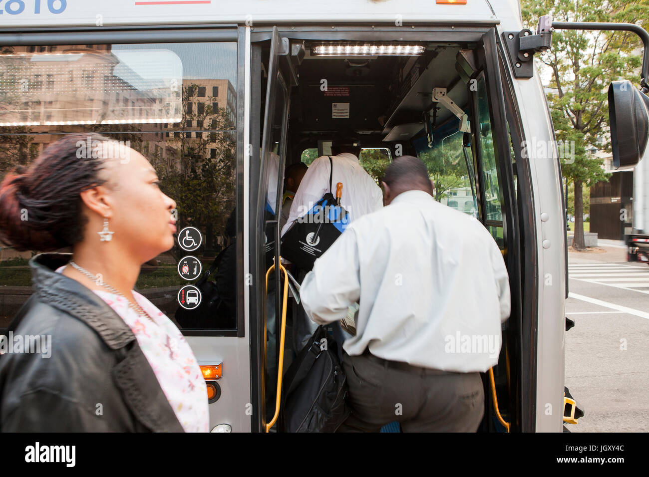 La gente di imbarco bus comunale - USA Foto Stock