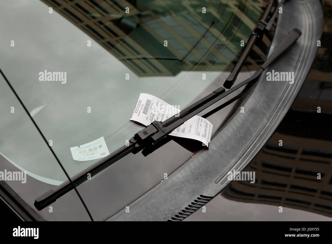 Parcheggio violazione biglietto sul parabrezza - USA Foto Stock