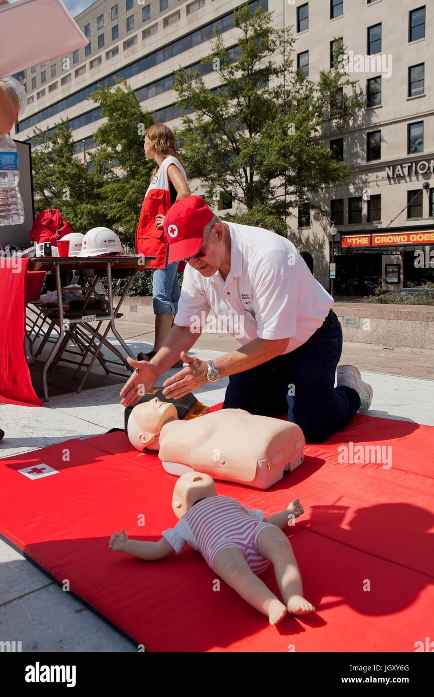 La Croce Rossa americana rappresentative durante la dimostrazione CPR (RCP FORMAZIONE) - USA Foto Stock