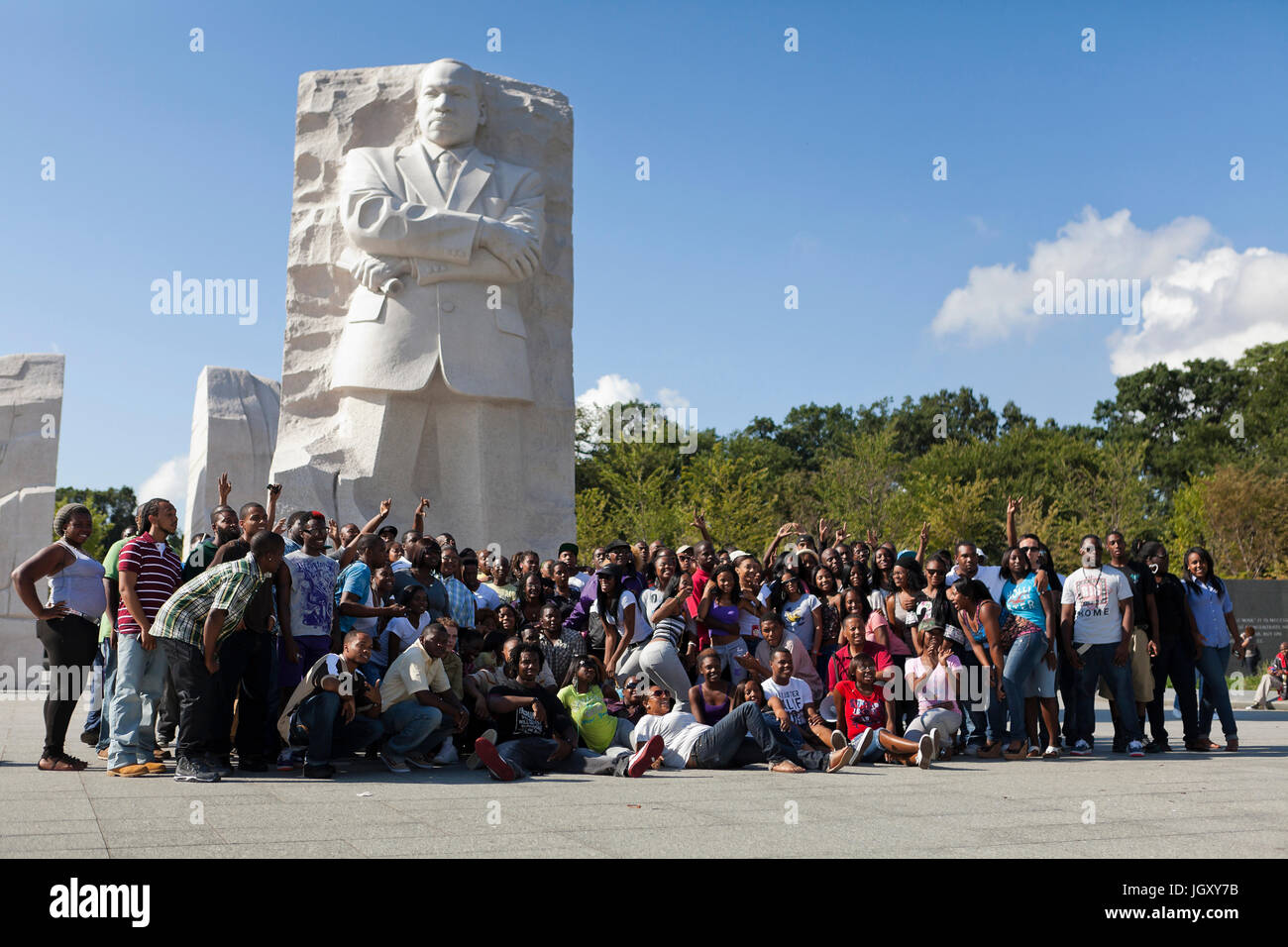 Una grande foto di gruppo di giovani visitatori nero il Martin Luther King Jr memorial - Washington DC, Stati Uniti d'America Foto Stock