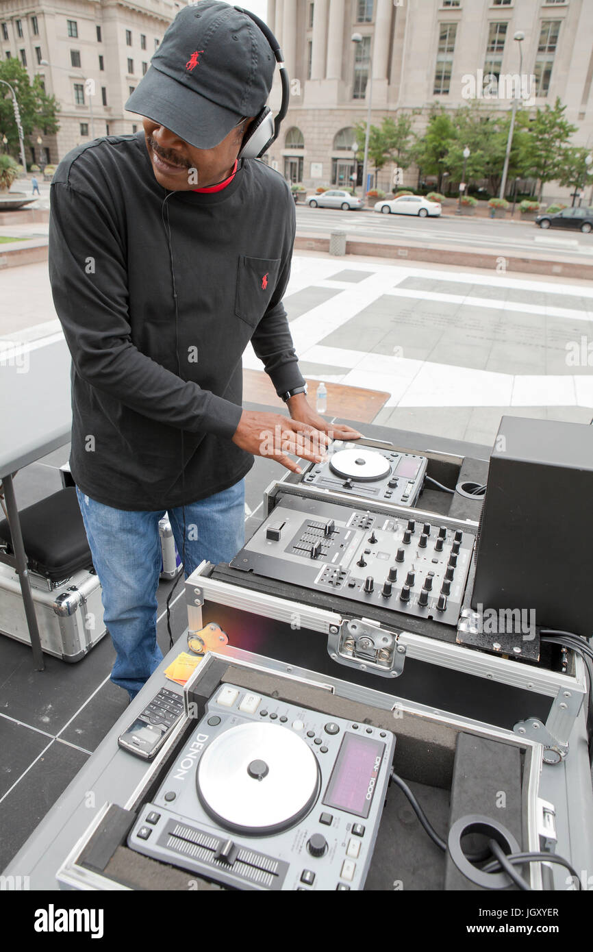 DJ usando un miscelatore di musica a un evento all'aperto - USA Foto Stock