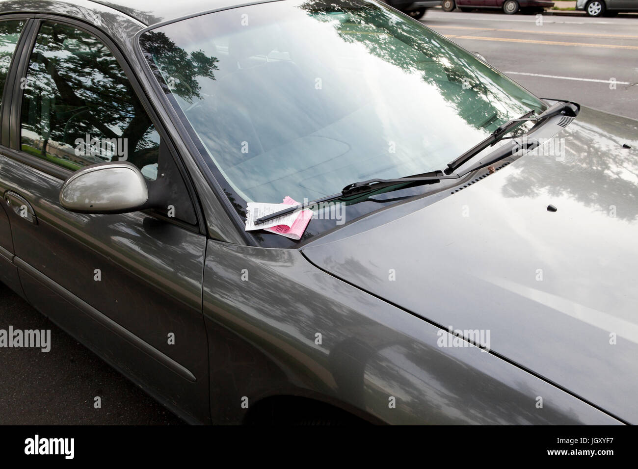 Parcheggio violazione biglietto sul parabrezza - USA Foto Stock