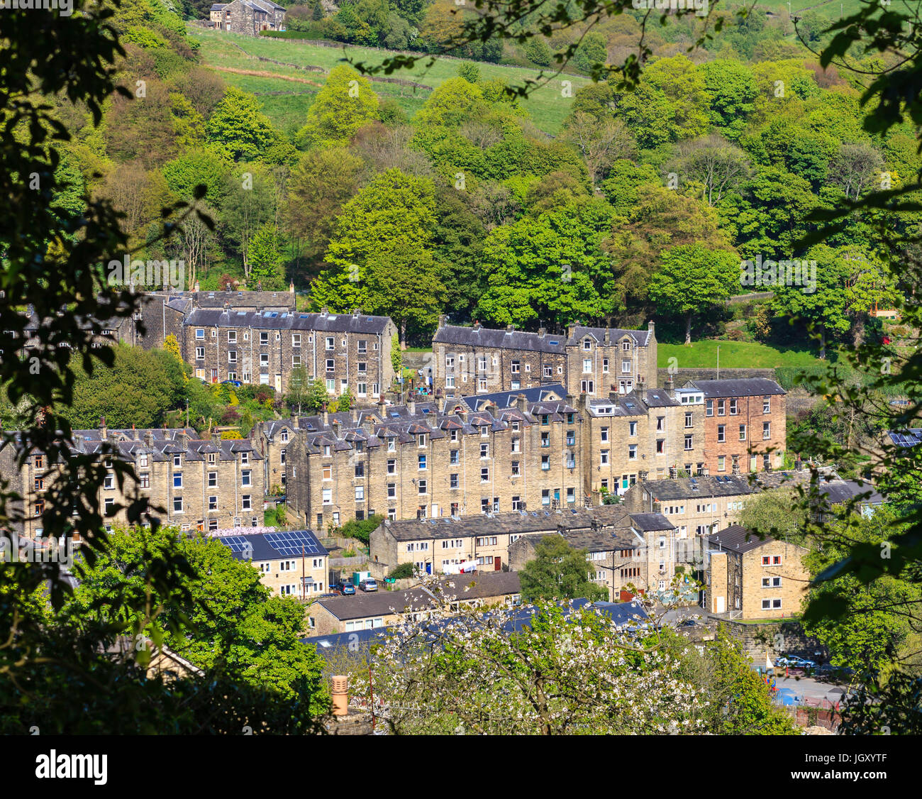 I ripidi fianchi della valle di Calder in Hebden Bridge è punteggiata con terrazza Vittoriana di alloggiamento. Foto Stock