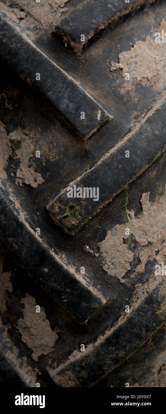 Dettaglio del pneumatico nero di un trattore con la sporcizia Foto Stock