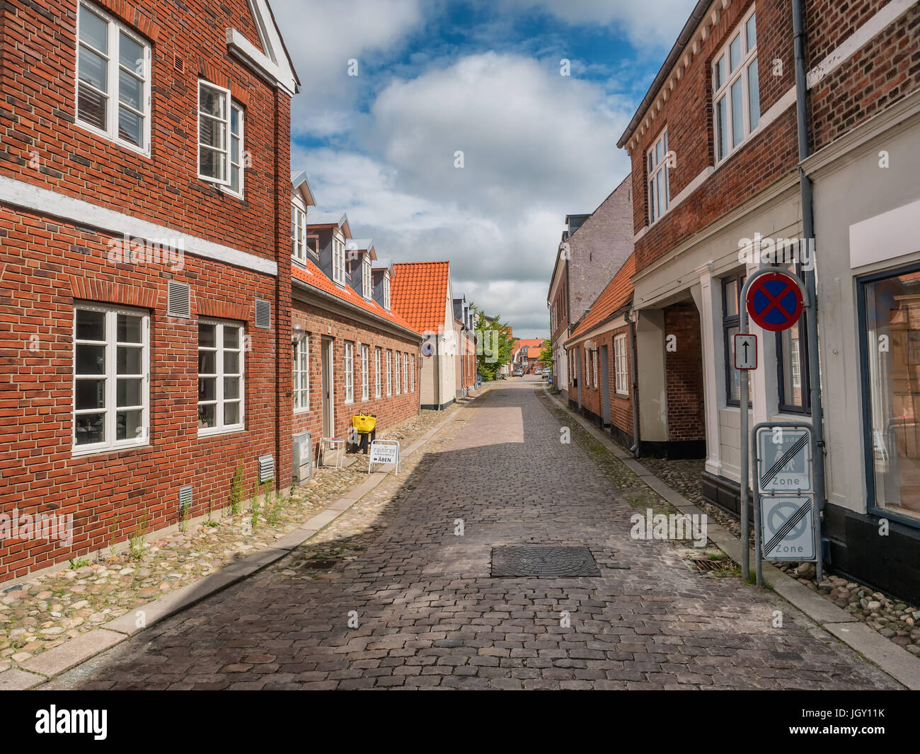 Tradizionale antica casa con strade di ciottoli in Rinkobing, Danimarca Foto Stock