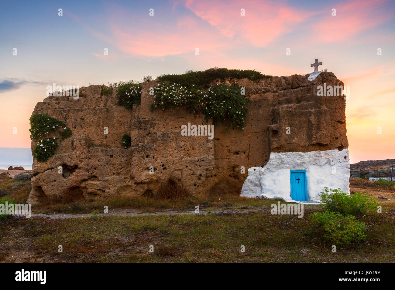 Piccola chiesa scavata nella roccia nella storica cava di calcare nei pressi di Molos village di Skyros Island, Grecia. Foto Stock