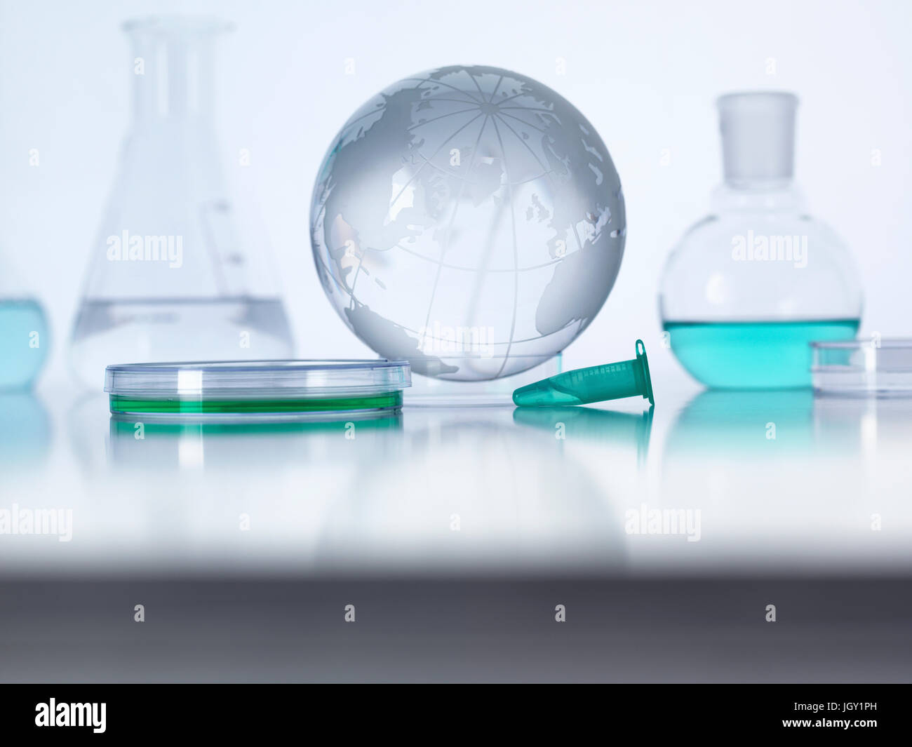 Globo con palloni da laboratorio e capsula di petri Foto Stock