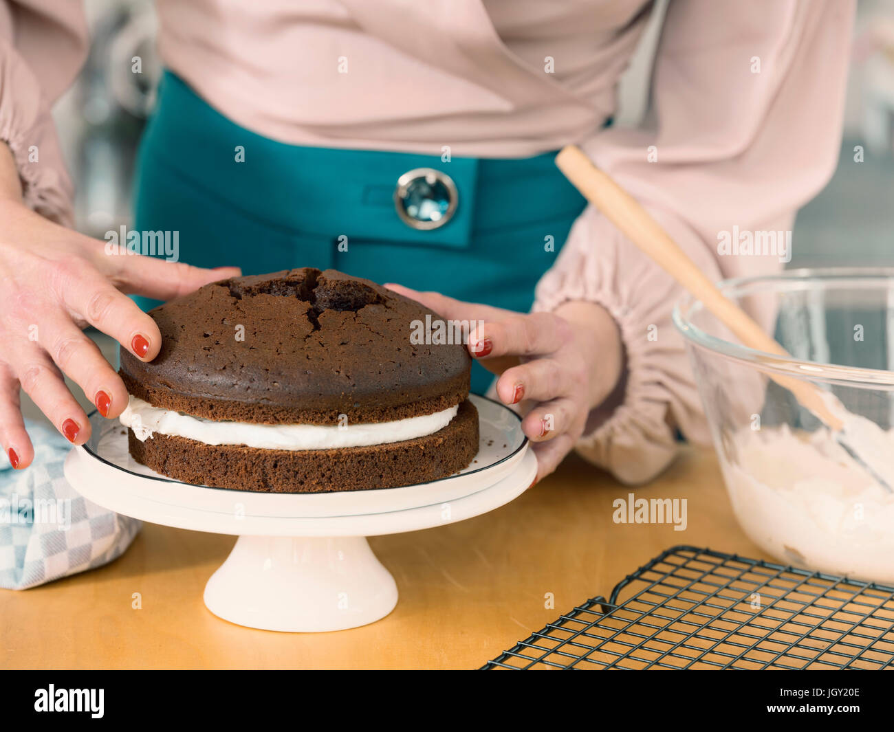 Donna preparazione fatta in casa torta al cioccolato Foto Stock