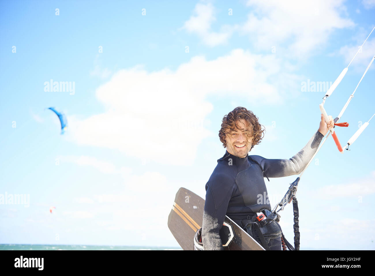 Kite surfer tenendo premuto sulla barra di controllo, Hornbaek, Hovedstaden, Danimarca Foto Stock