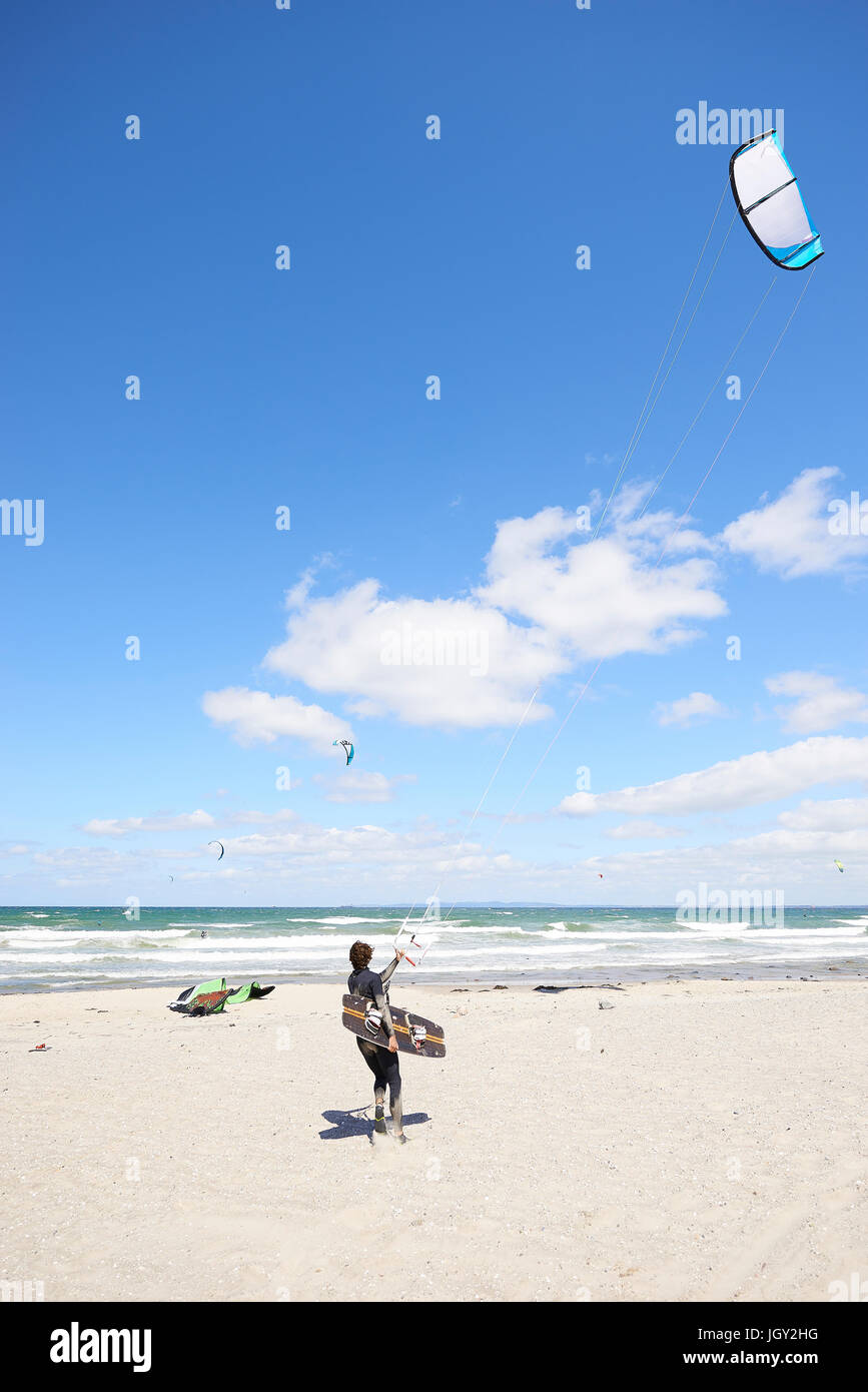 Il kite surf sulla spiaggia, Hornbaek, Hovedstaden, Danimarca Foto Stock