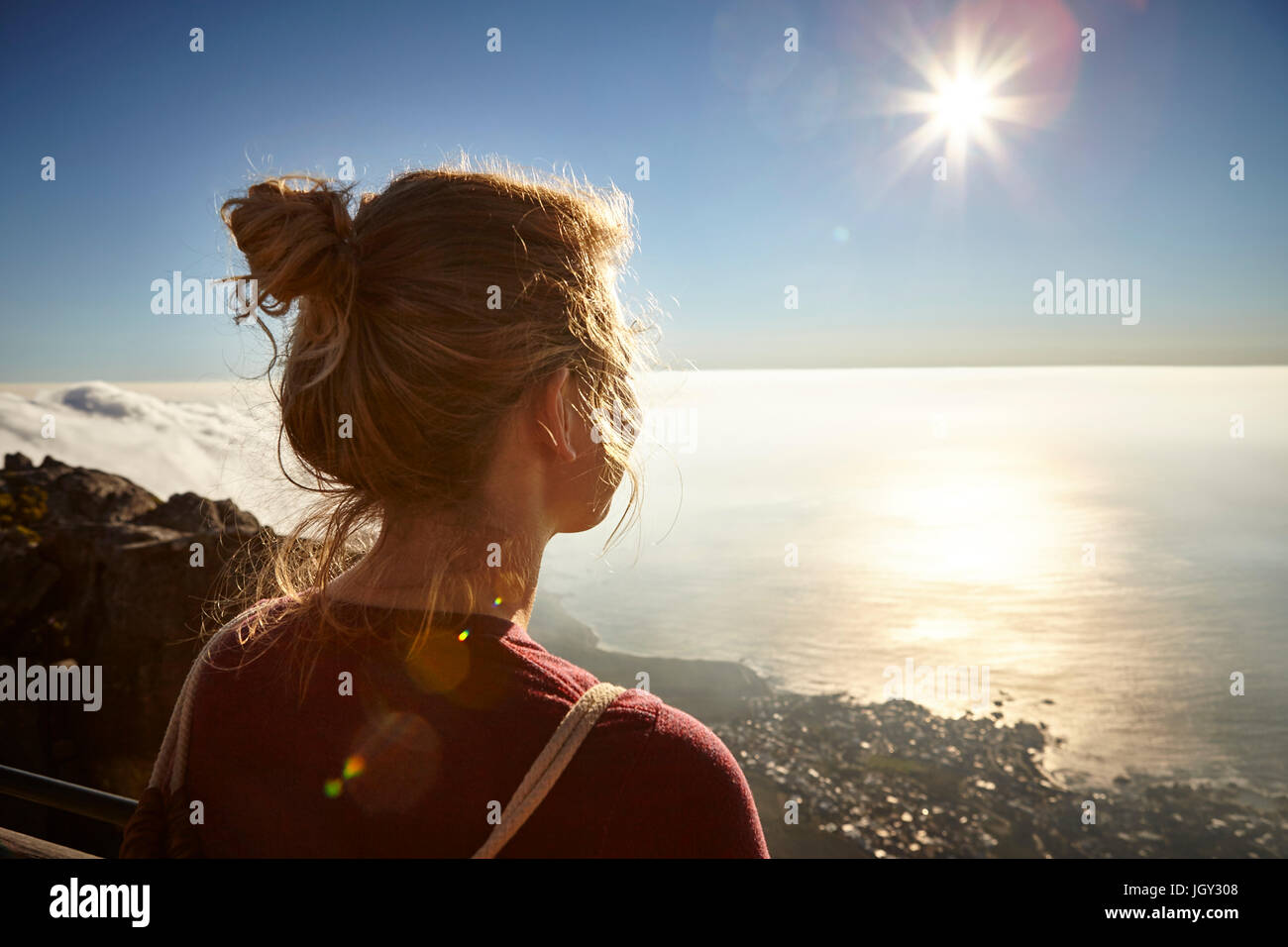 Giovane donna sulla sommità del monte Table, guardando a vista, Table Mountain e Cape Town, Sud Africa Foto Stock