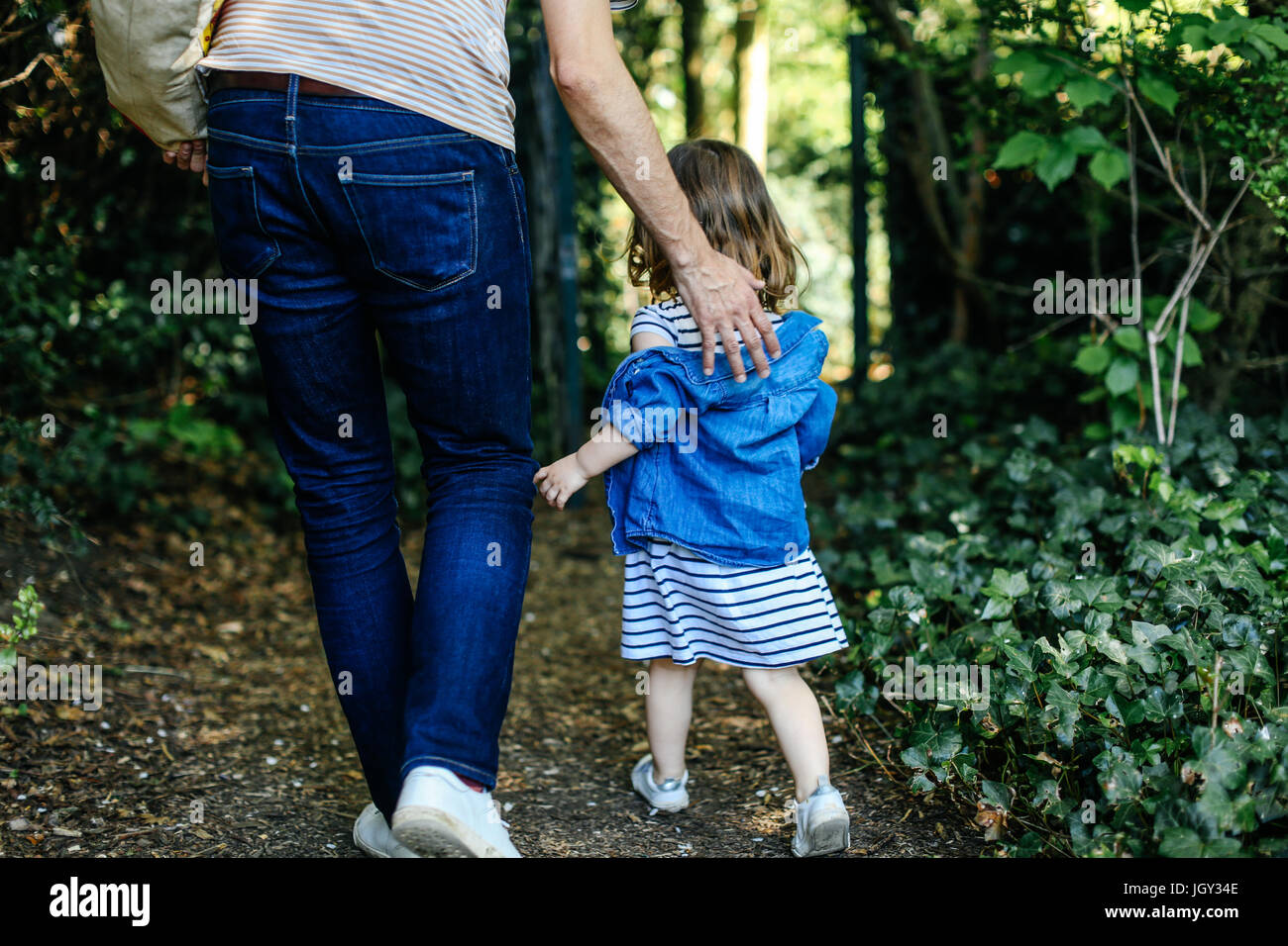 Il padre e la bambina per godersi la natura a piedi Foto Stock