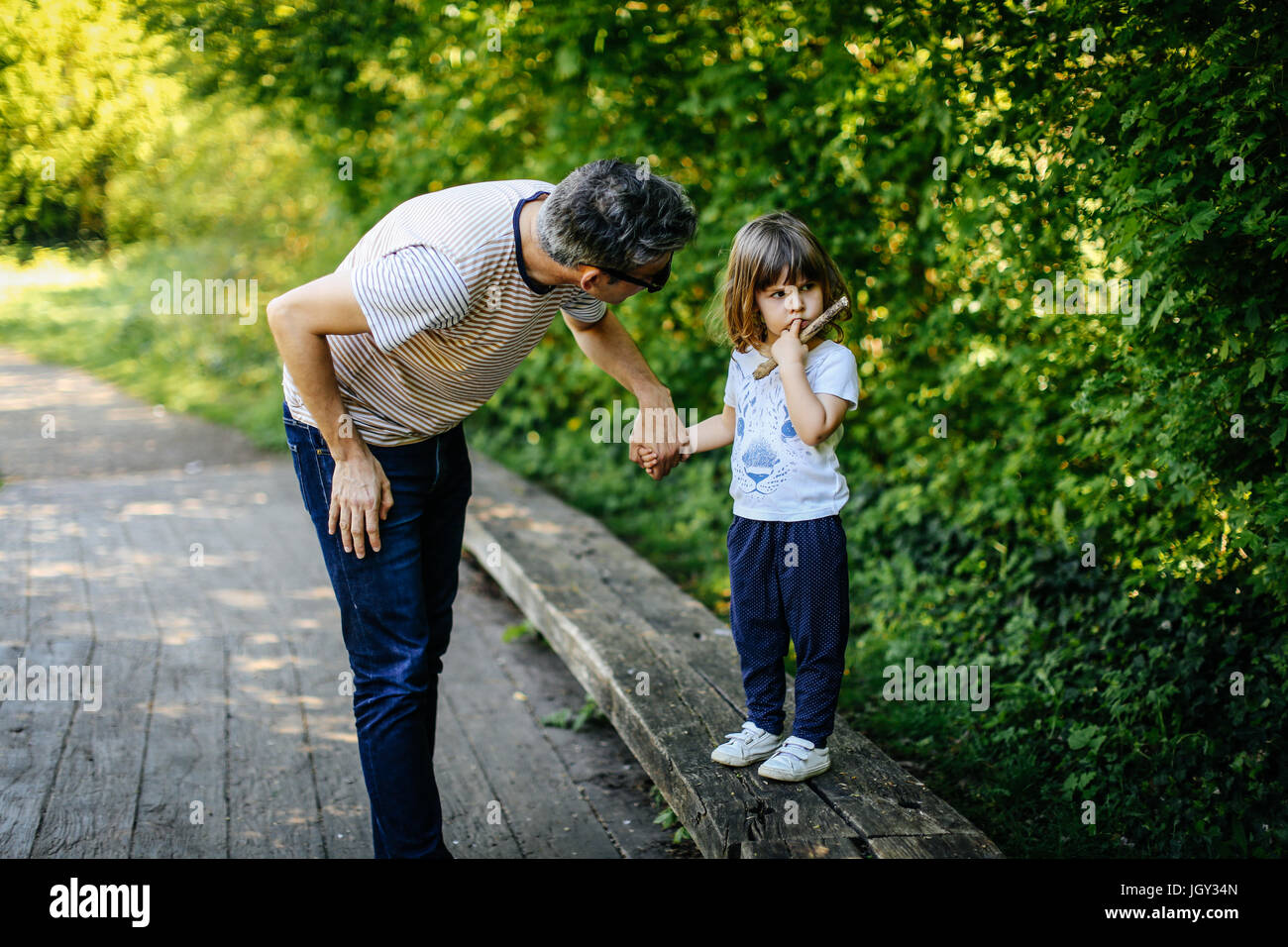 Il padre e la bambina per godersi la natura a piedi Foto Stock