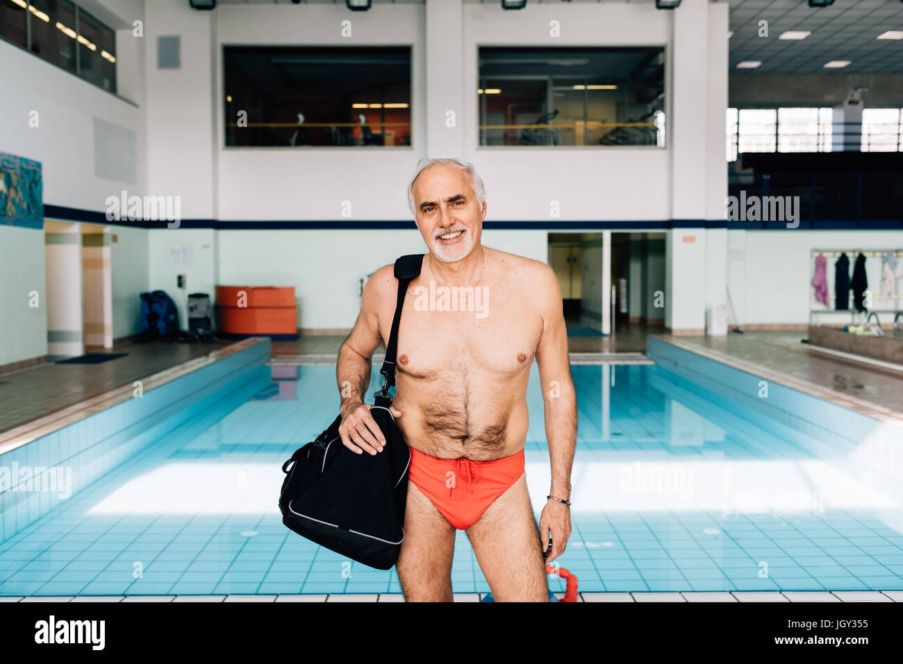 Senior uomo borsa da piscina Foto Stock