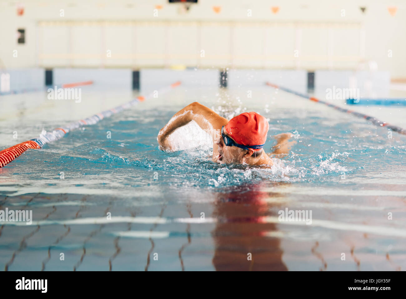 Uomo senior di nuoto in piscina Foto Stock