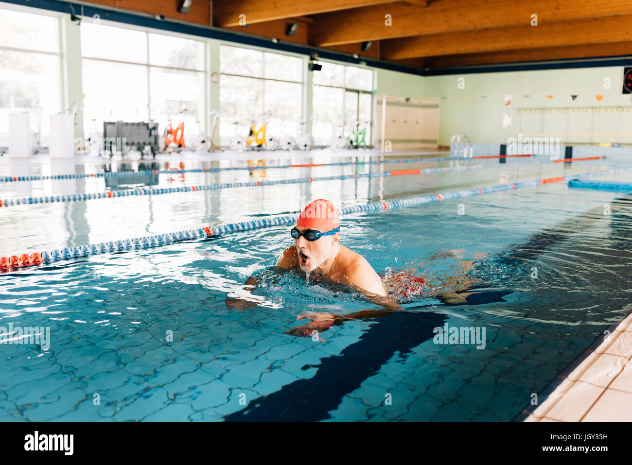 Uomo senior di nuoto in piscina Foto Stock