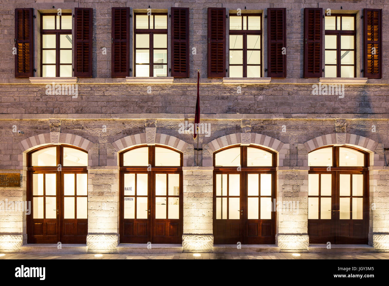 Dettaglio del completamente rinnovato Museo facciata di notte. Marubi al Museo Nazionale della Fotografia, Scutari, Albania. Architetto: Casanova+Hernandez architetti, 2016. Foto Stock