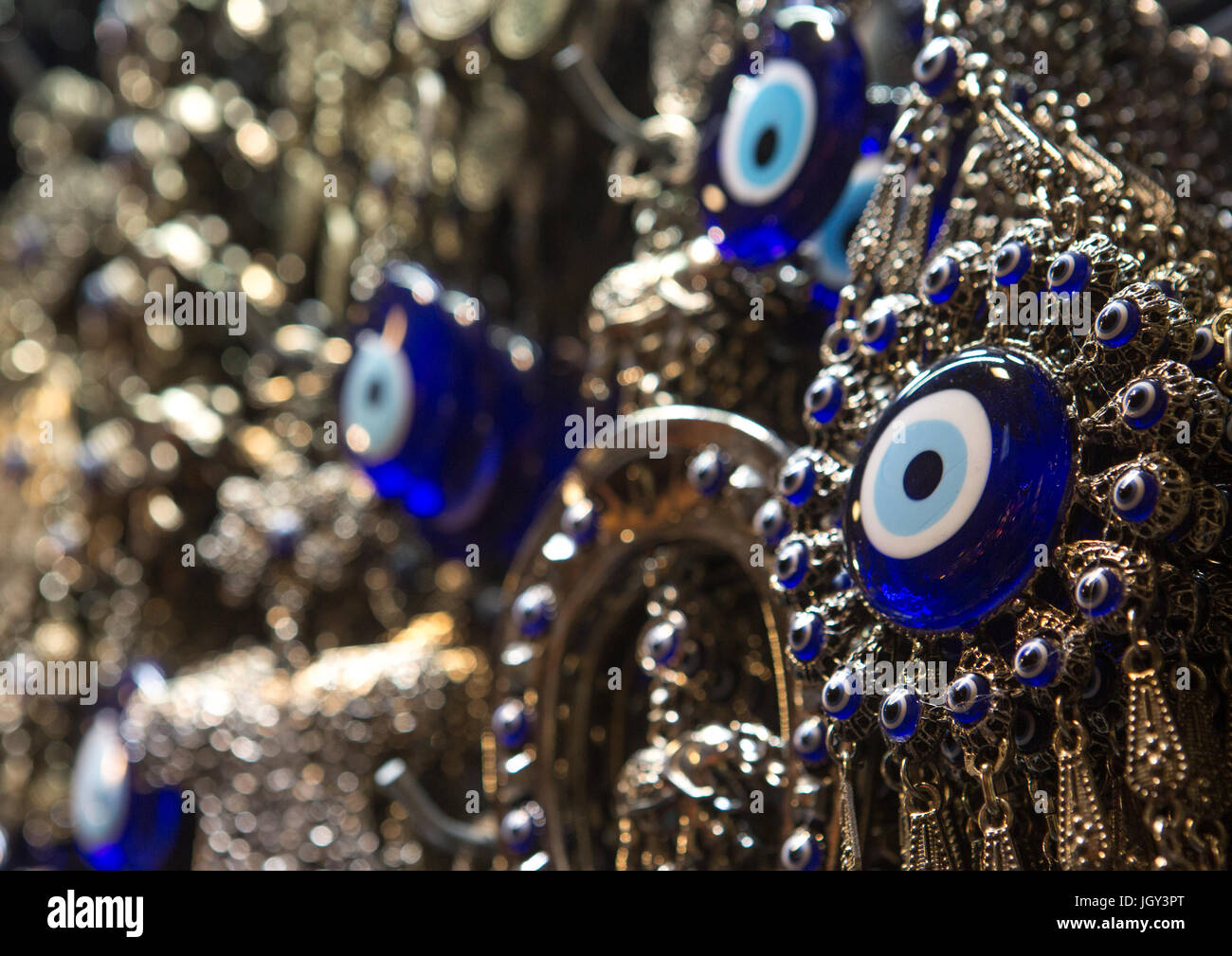 Occhio Diabolico amuleto per la vendita nel grand bazaar, Beyazit, Istanbul, Turchia Foto Stock