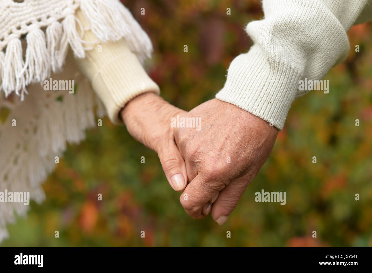 Giovane tenendo le mani insieme Foto Stock