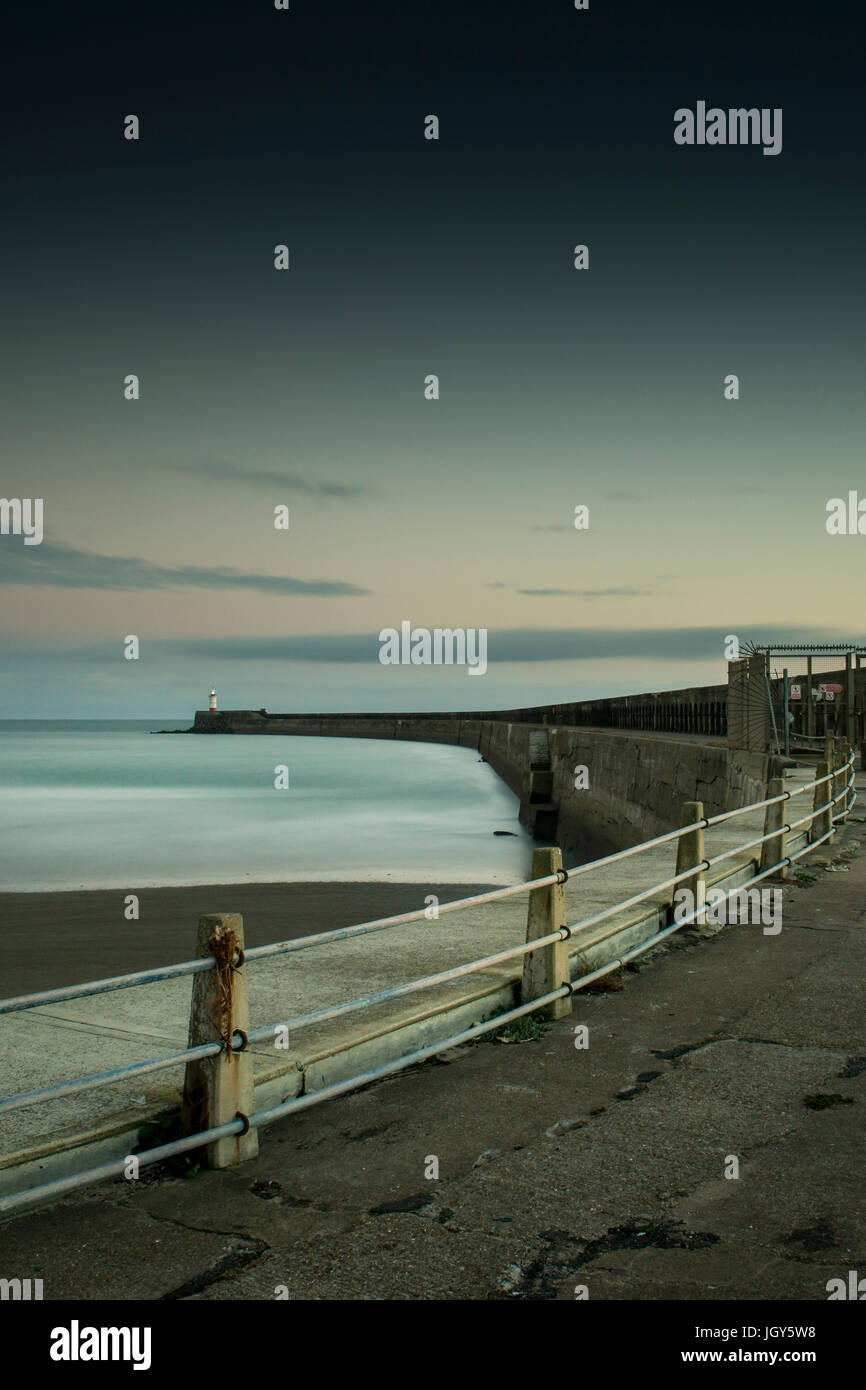 Faro e frangiflutti in Newhaven, East Sussex Foto Stock