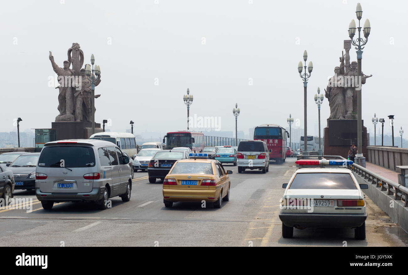 Il traffico sul ponte di Nanchino il Ponte sul Fiume Yangtze di passaggio era comunista monumenti. Nanjing, Cina Foto Stock